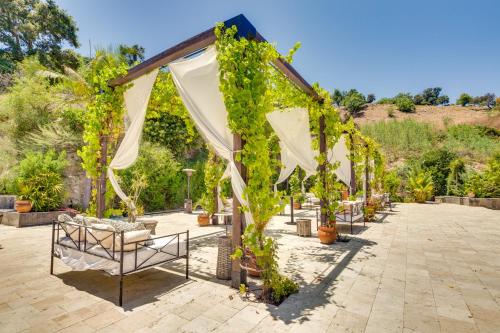 Sherman Oaks Hideaway Lush Grounds, Shared Pool!