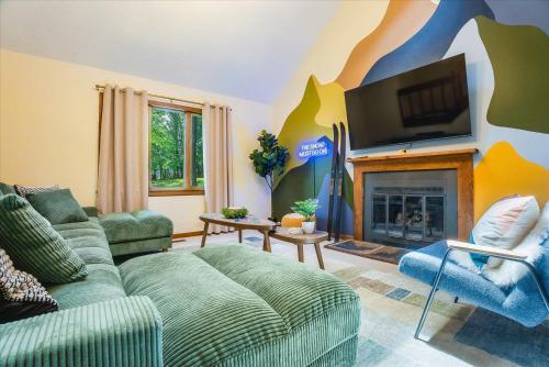 Game Room Hot Tub Mins to Slopes Fire Pit in McGaheysville, USA