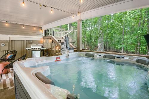 Game Room Hot Tub Mins to Slopes Fire Pit in McGaheysville, USA