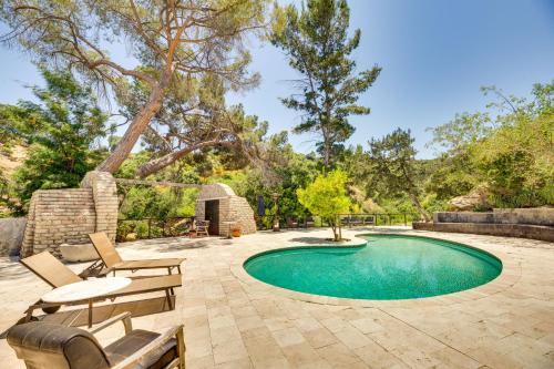 Stunning Sherman Oaks Villa On-Site Walking Paths in Sherman Oaks, USA