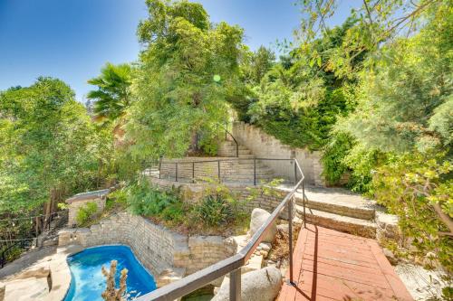 Stunning Sherman Oaks Villa On-Site Walking Paths in Sherman Oaks, USA