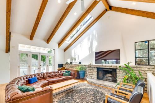 Stunning Sherman Oaks Villa On-Site Walking Paths in Sherman Oaks, USA