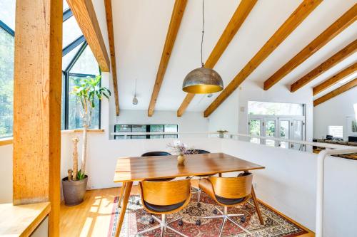 Stunning Sherman Oaks Villa On-Site Walking Paths in Sherman Oaks, USA