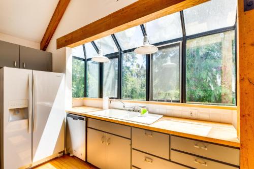 Stunning Sherman Oaks Villa On-Site Walking Paths in Sherman Oaks, USA