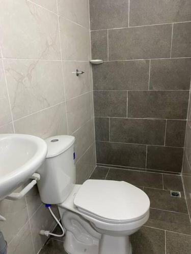 Cómodo Apto 102 muy cerca al aeropuerto (Comodo Apto 102 muy cerca al aeropuerto) near Camilo Daza nemzetközi repülőtér