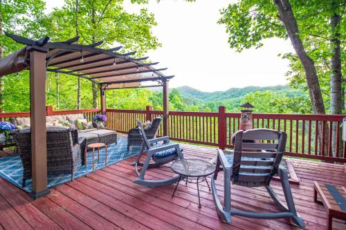 Secluded Cabin with Deck, Hot Tub and Lake Access! in Almond, USA
