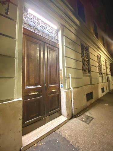 Queen of Rome Luxury Rooms - image 10
