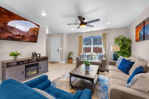 Moab Utah Vacation Home - Cliff Views - Patio - Grill - Pool - Hot Tub in Moab, USA