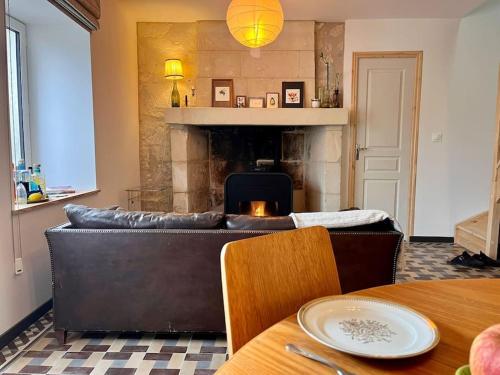 Near châteaux and charming villages (Near chateaux and charming villages) in Cravant Les Coteaux