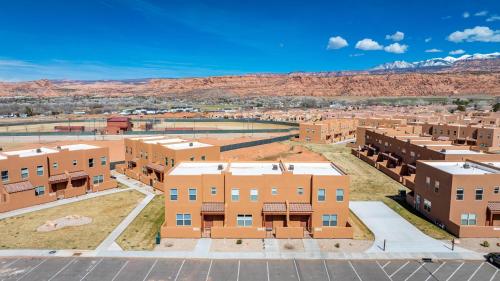 Moab Utah Vacation Home - Cliff Views - Patio - Grill - Pool - Hot Tub in Moab, USA