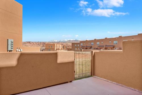 Moab Utah Vacation Home - Cliff Views - Patio - Grill - Pool - Hot Tub in Moab, USA