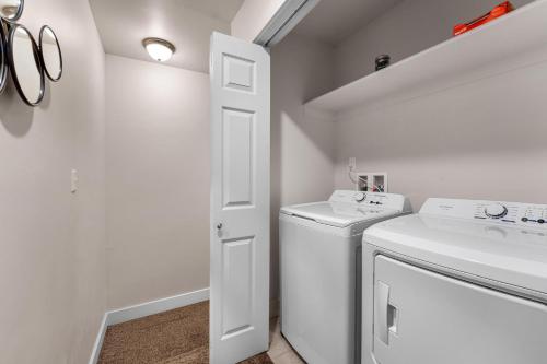 Moab Utah Vacation Home - Cliff Views - Patio - Grill - Pool - Hot Tub in Moab, USA