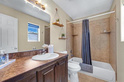 Moab Utah Vacation Home - Cliff Views - Patio - Grill - Pool - Hot Tub in Moab, USA