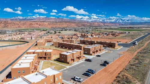 Moab Utah Vacation Home - Cliff Views - Patio - Grill - Pool - Hot Tub in Moab, USA