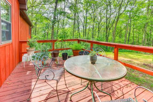 Cozy Appalachian Getaway 5 Mi to Prospect Peak! in Great Cacapon, USA
