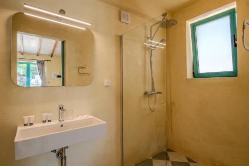 Deluxe Double Room (2 Adults + 1 Child) image 7