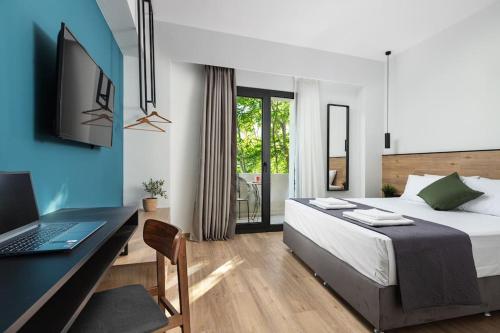 The Meta Stay - Sunny Retreat with Rooftop Access, Ateny