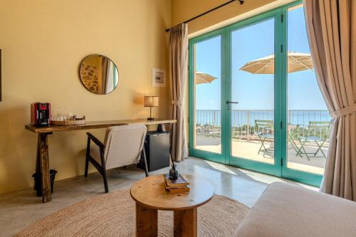Deluxe Double Room with Balcony and Sea View image 10