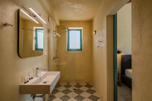 Deluxe Double Room (2 Adults + 1 Child) image 8