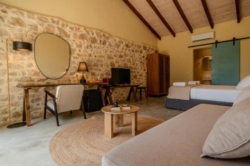 Deluxe Double Room (2 Adults + 1 Child) image 9