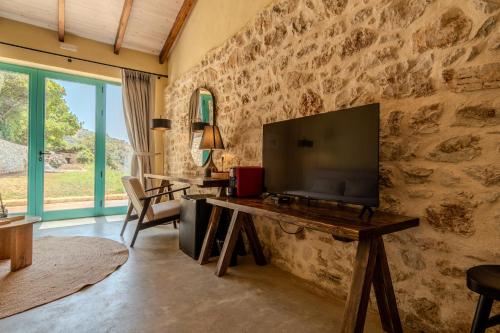 Deluxe Double Room (2 Adults + 1 Child) image 5
