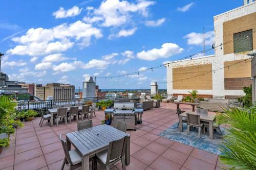 2BR unit in the Heart of DT on Playhouse Square, with Pool and Gym Access-1106 in Cleveland, USA