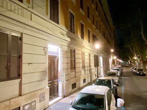 Queen of Rome Luxury Rooms - image 8