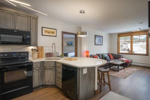 Zephyr Mountain Lodge 1318 - Ski In Ski Out Condo in Winter Park, USA