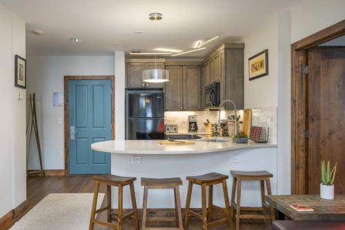 Zephyr Mountain Lodge 1318 - Ski In Ski Out Condo in Winter Park, USA