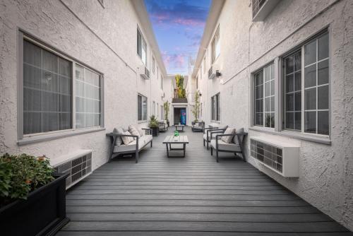 Wilshire Crest Hotel - image 9