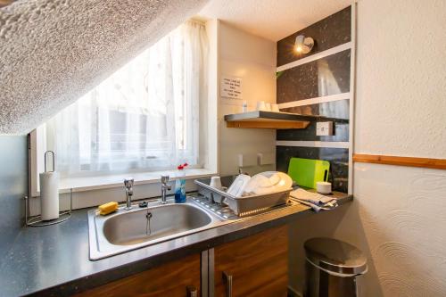 Cocina, OYO The Bentleys Hotel in Newcastle upon Tyne