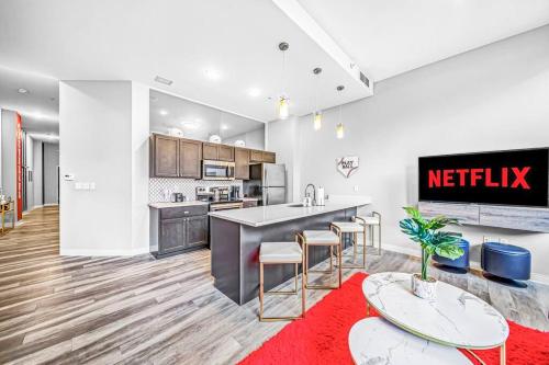 2BR unit in the Heart of DT with view of Playhouse Square, Pool & Gym Access- 305 in Cleveland, USA