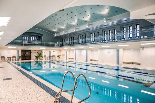 2BR unit in the Heart of DT with view of Playhouse Square, Pool & Gym Access- 305 in Cleveland, USA