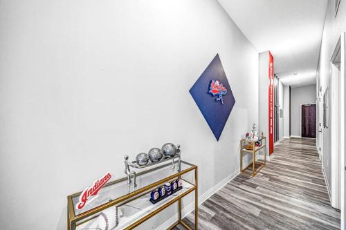 2BR unit in the Heart of DT with view of Playhouse Square, Pool & Gym Access- 305 in Cleveland, USA