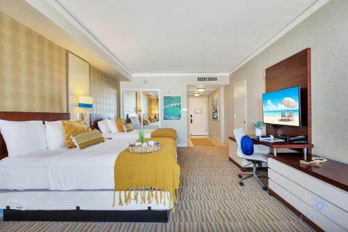 Deluxe Studio Balcony Bay View Amazing Pool in Sunny Isles Beach, USA