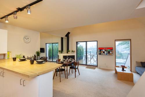 Stunning Skyline Views from a Cozy Apartment in Vancouver, Canada