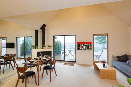 Stunning Skyline Views from a Cozy Apartment in Vancouver, Canada