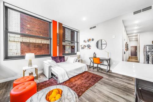 Heart of Dt with Corner View and with FREE POOL & STEAM 307 in Cleveland, USA