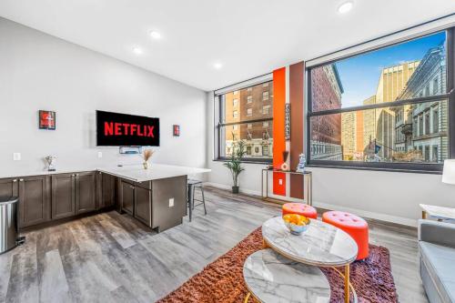 Heart of Dt with Corner View and with FREE POOL & STEAM 307 in Cleveland, USA