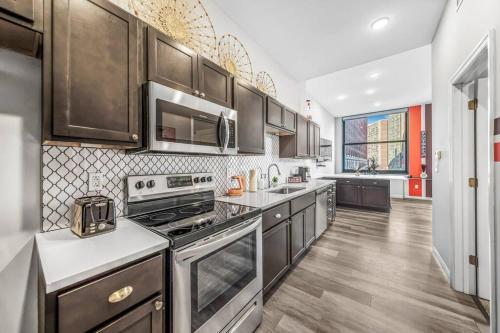 Heart of Dt with Corner View and with FREE POOL & STEAM 307 in Cleveland, USA