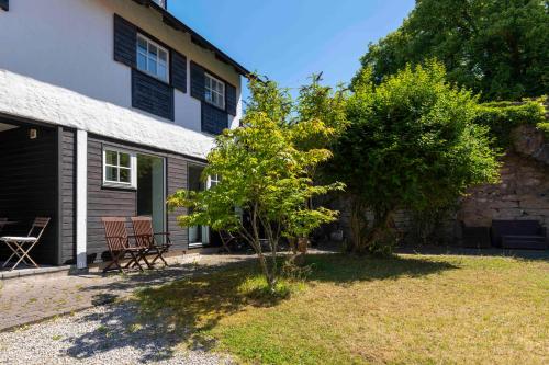 Two floors one bedroom apt next to the wall