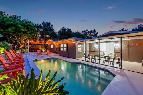 King Beds - Game Room - Pool - Beach 2m - 2,100sqft, Largo (foto 3)