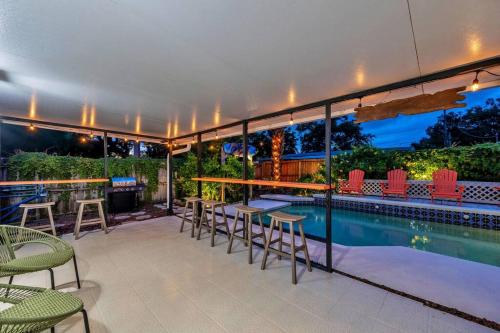 King Beds - Game Room - Pool - Beach 2m - 2,100sqft, Largo (foto 6)