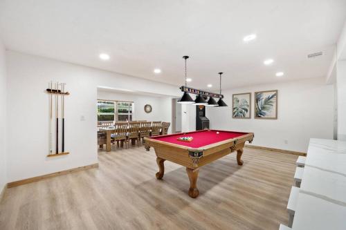 King Beds - Game Room - Pool - Beach 2m - 2,100sqft, Largo (foto 10)