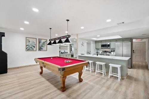 King Beds - Game Room - Pool - Beach 2m - 2,100sqft, Largo (foto 9)