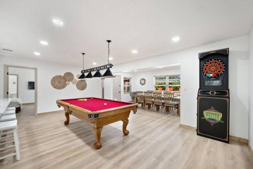 King Beds - Game Room - Pool - Beach 2m - 2,100sqft, Largo (foto 7)