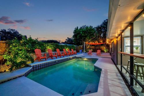 King Beds - Game Room - Pool - Beach 2m - 2,100sqft, Largo (foto 4)