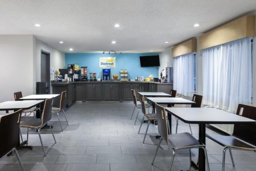 อาหารและเครื่องดื่ม, Days Inn and Suites by Wyndham Kansas City South in แคนซัส ซิตี้ (MO)