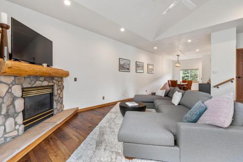 Cozy Alpine Fireside Haven near Majestic Slopes and Frisco Main Street Magic in Frisco, USA