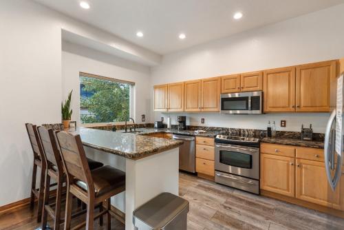 Cozy Alpine Fireside Haven near Majestic Slopes and Frisco Main Street Magic in Frisco, USA